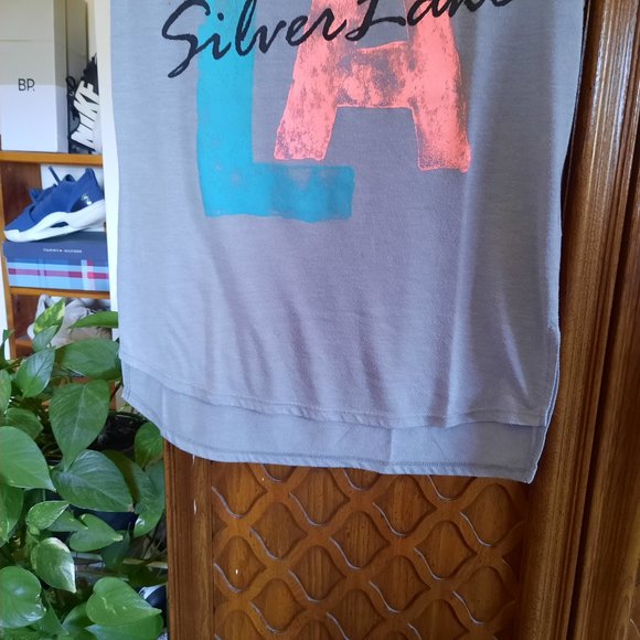 3/$15 Arizona Jeans Co. Silver Lake LA Graphic Boho Tee - Gray, Size S - Picture 6 of 16
